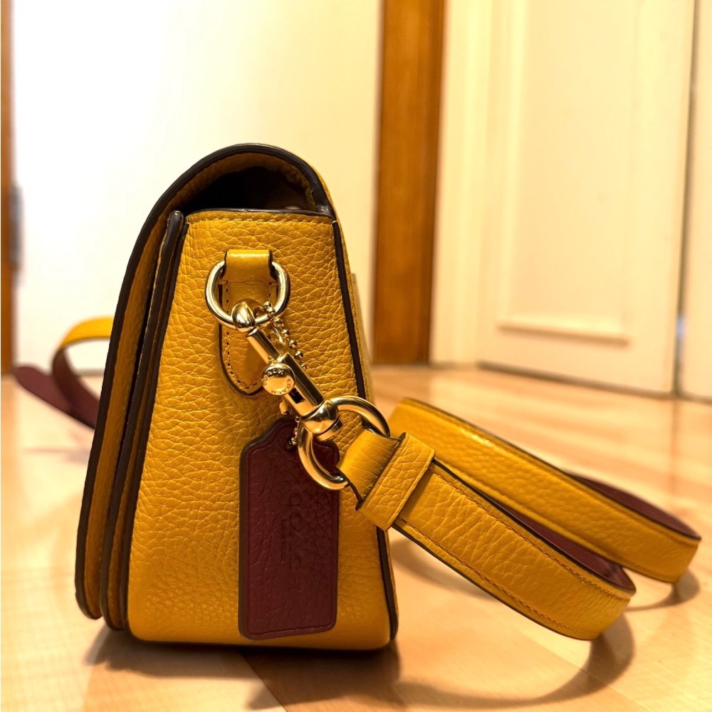 Coach Yellow Leather Horse & Carriage Saddlebag Excellent Condition 8”x6”x3” - Picture 4 of 9